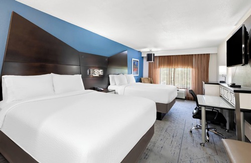 Smyrna Hotel | Holiday Inn Express Atlanta Galleria - Ballpark Area by IHG