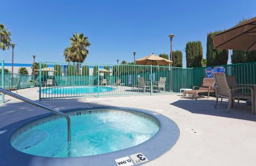 Pumpkin Center Hotel | Holiday Inn Express Bakersfield by IHG