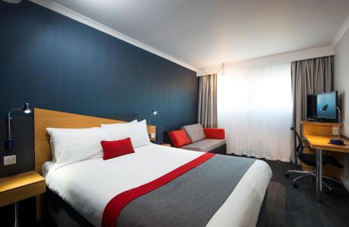 Oldbury Hotel | Holiday Inn Express Birmingham Oldbury by IHG
