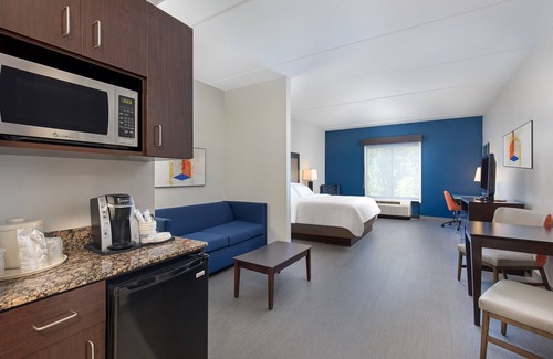 Cleveland Hotel | Holiday Inn Express Cleveland Northwest by IHG