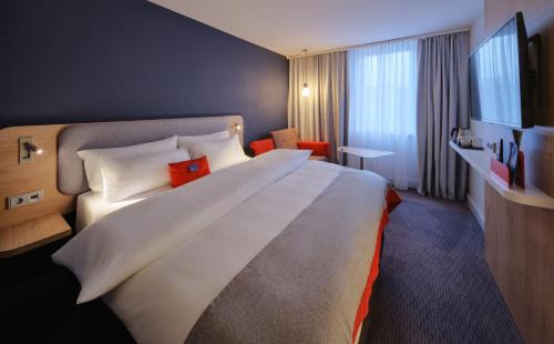 Muelheim Hotel | Holiday Inn Express Cologne Muelheim by IHG
