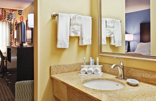 Oak Grove Hotel | Holiday Inn Express Fort Campbell-Oak Grove by IHG