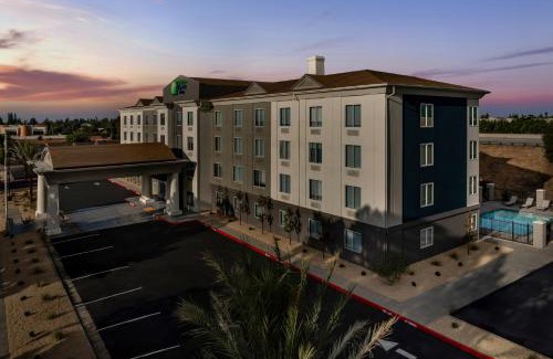 Raisin Hotel | Holiday Inn Express Fresno River Park Highway 41 by IHG