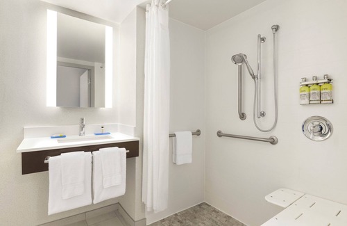 The Forum Hotel | Holiday Inn Express Hotel & Suites Fort Myers East - The Forum by IHG