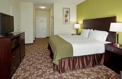 South Kansas City Hotel | Holiday Inn Express Hotel & Suites Kansas City Sports Complex by IHG