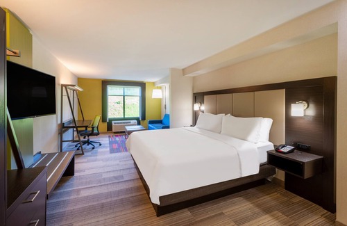 North East Hotel | Holiday Inn Express Hotel & Suites in North East (Erie) by IHG