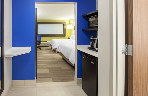 Canton Hotel | Holiday Inn Express Hotel & Suites Canton by IHG