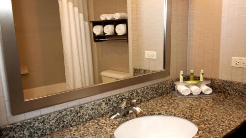 Greenwich Hotel | Holiday Inn Express Hotel & Suites Wichita Northeast by IHG