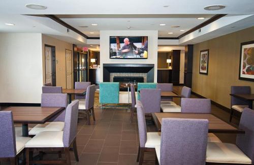 Greenwich Hotel | Holiday Inn Express Hotel & Suites Wichita Northeast by IHG