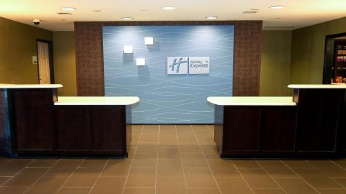Greenwich Hotel | Holiday Inn Express Hotel & Suites Wichita Northeast by IHG