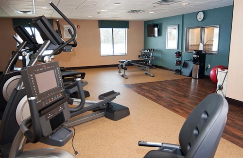 Greenwich Hotel | Holiday Inn Express Hotel & Suites Wichita Northeast by IHG