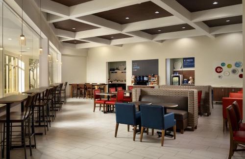 Irving Hotel | Holiday Inn Express Hotel & Suites Irving DFW Airport North by IHG