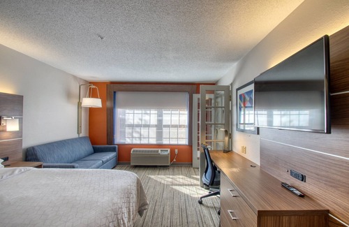 Oshkosh Hotel | Holiday Inn Express Hotel & Suites Oshkosh by IHG