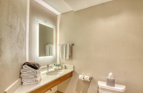 Oshkosh Hotel | Holiday Inn Express Hotel & Suites Oshkosh by IHG