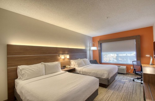 Oshkosh Hotel | Holiday Inn Express Hotel & Suites Oshkosh by IHG