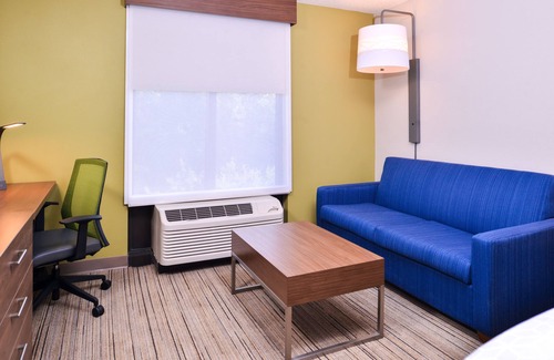 Bearss Plaza Hotel | Holiday Inn Express Hotel & Suites Tampa-Anderson Rd/Veteran by IHG