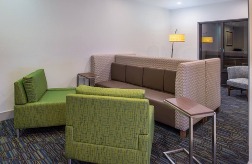 Bearss Plaza Hotel | Holiday Inn Express Hotel & Suites Tampa-Anderson Rd/Veteran by IHG