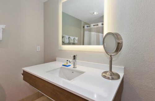 Petoskey Hotel | Holiday Inn Express Hotel & Suites Petoskey by IHG