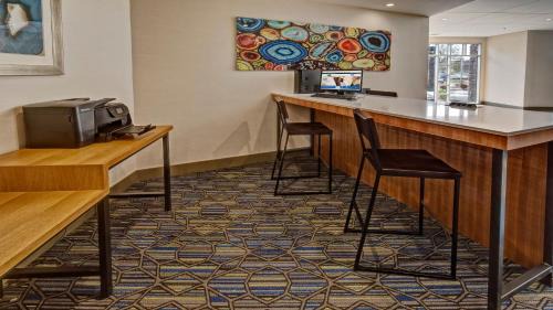 Bashford Manor Hotel | Holiday Inn Express Louisville Airport Expo Center by IHG