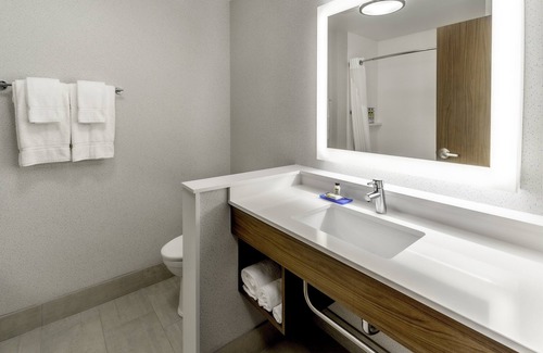 West Allis Hotel | Holiday Inn Express Milwaukee West Allis by IHG