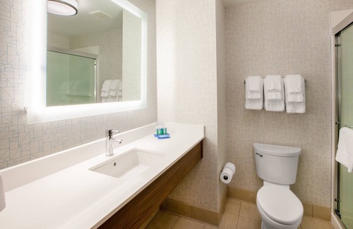 West Allis Hotel | Holiday Inn Express Milwaukee West Allis by IHG
