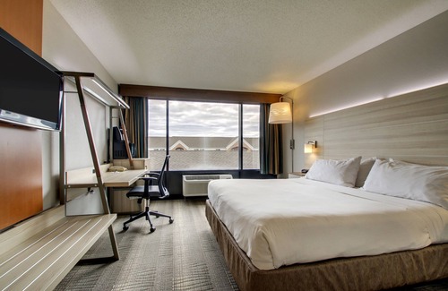 Brown Deer Hotel | Holiday Inn Express Milwaukee North Brown Deer/Mequon by IHG