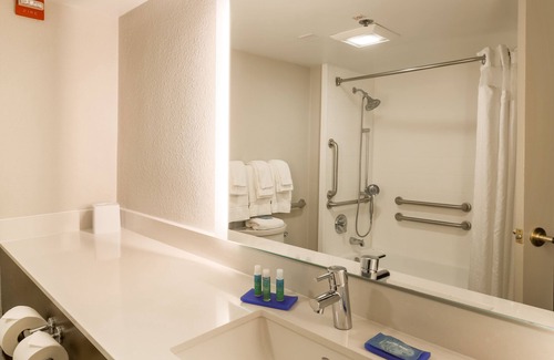 Wauwatosa Hotel | Holiday Inn Express Milwaukee-West Medical Center by IHG