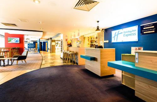 Portsmouth Hotel | Holiday Inn Express Portsmouth Gunwharf Quays by IHG