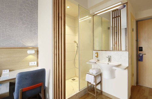 Pimpri Colony Hotel | Holiday Inn Express Pune Pimpri by IHG