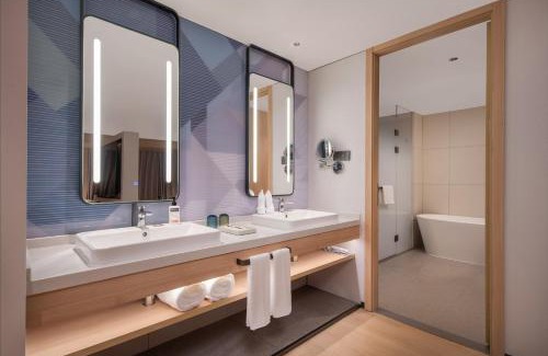 Donggang District Hotel | Holiday Inn Express Rizhao Oriental Colorful City
