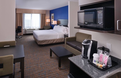 Greenacres Hotel | Holiday Inn Express & Suites Bakersfield Airport by IHG
