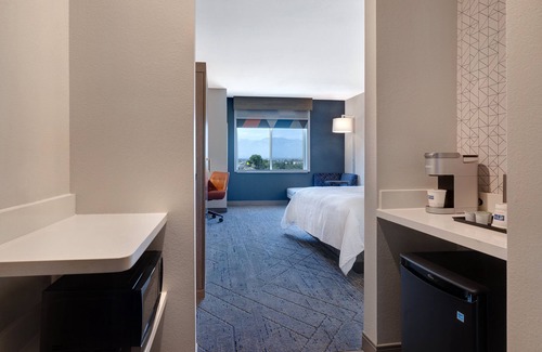 Chino Hills Hotel | Holiday Inn Express & Suites Ontario - Chino Hills by IHG