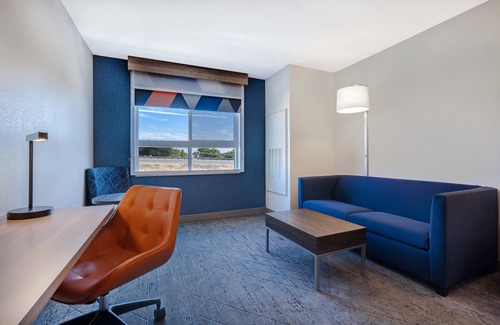 Chino Hills Hotel | Holiday Inn Express & Suites Ontario - Chino Hills by IHG