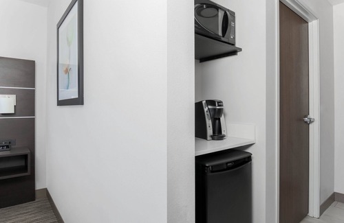 O'Hare Hotel | Holiday Inn Express & Suites Chicago O'Hare Airport by IHG