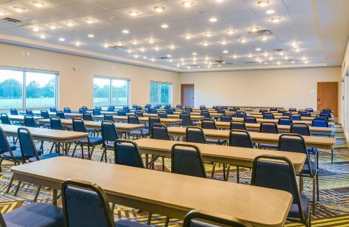 Russellville Hotel | Holiday Inn Express & Suites Russellville by IHG