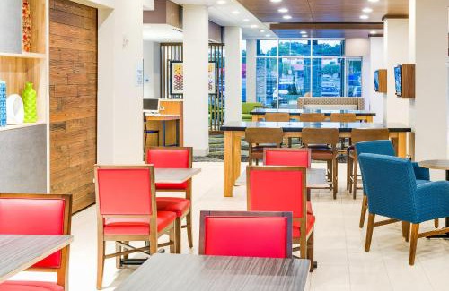 Russellville Hotel | Holiday Inn Express & Suites Russellville by IHG