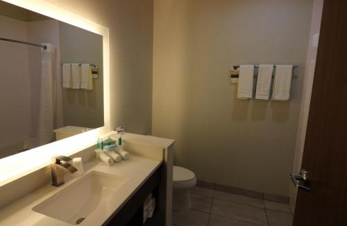Coffeyville Hotel | Holiday Inn Express & Suites - Coffeyville by IHG