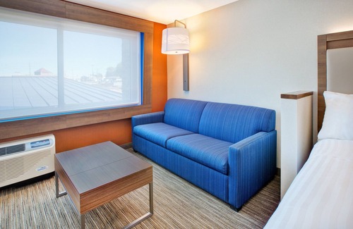 New Castle Hotel | Holiday Inn Express & Suites New Castle by IHG
