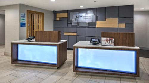 Crossville Hotel | Holiday Inn Express & Suites Crossville by IHG