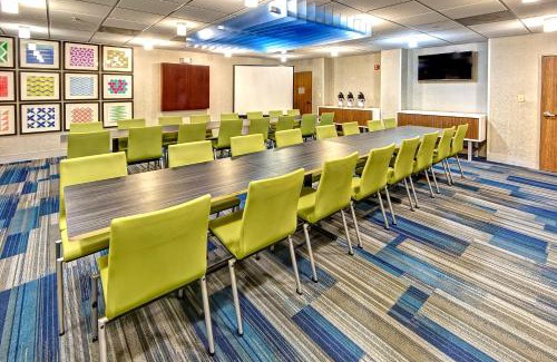 Crossville Hotel | Holiday Inn Express & Suites Crossville by IHG