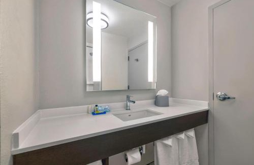 Waldron Hotel | Holiday Inn Express & Suites Kansas City Airport by IHG