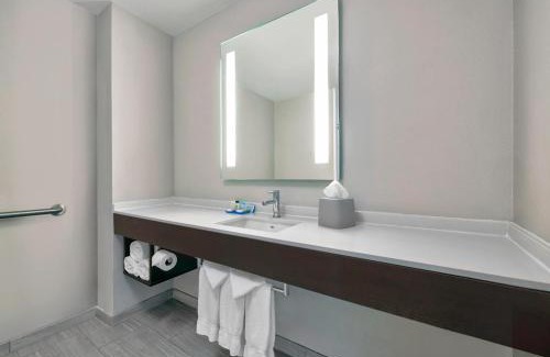 Waldron Hotel | Holiday Inn Express & Suites Kansas City Airport by IHG