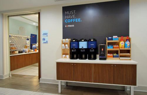 Paw Creek Hotel | Holiday Inn Express & Suites Charlotte North by IHG