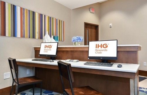 Ballantyne East Hotel | Holiday Inn Express & Suites Charlotte - Ballantyne by IHG