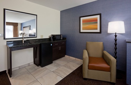 Quad Cities Hotel | Holiday Inn Express & Suites Davenport by IHG