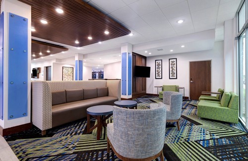 Dearborn Hotel | Holiday Inn Express & Suites Detroit Dearborn by IHG