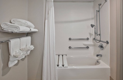 Manchester Hotel | Holiday Inn Express & Suites Manchester by IHG