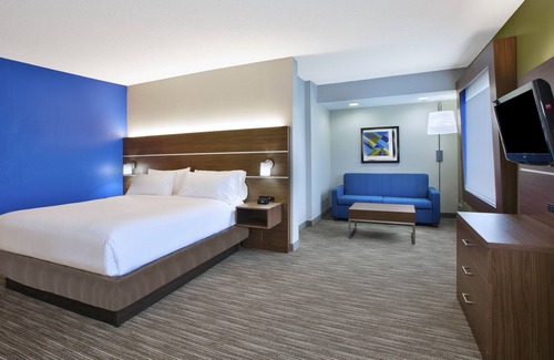 Manchester Hotel | Holiday Inn Express & Suites Manchester by IHG