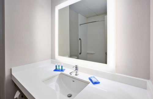 Manchester Hotel | Holiday Inn Express & Suites Manchester by IHG