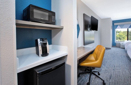 Colgate Hotel | Holiday Inn Express & Suites Milwaukee Nw Park Place by IHG